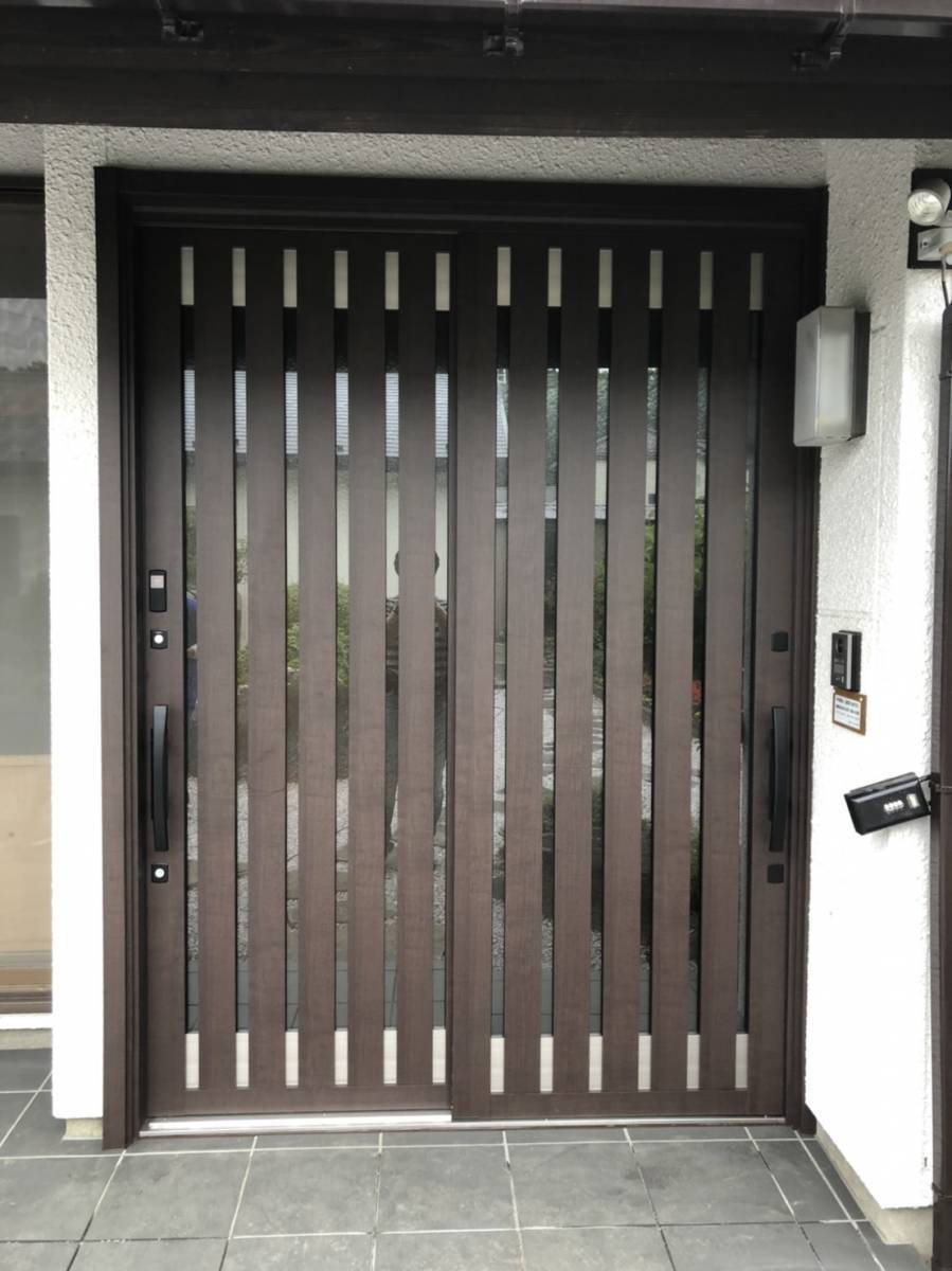 青梅トーヨー住器 所沢店のリシェント 玄関引戸 家族の笑顔の扉の施工後の写真1