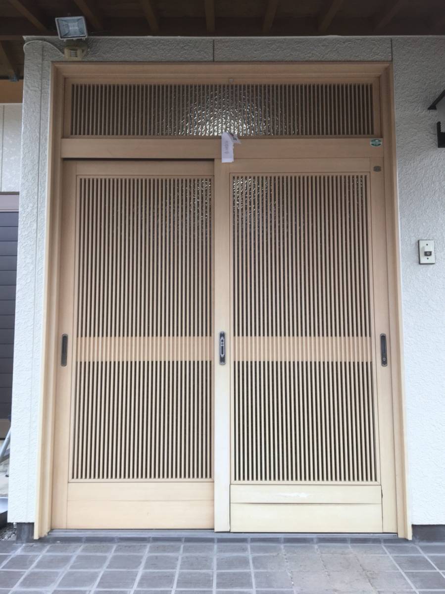 青梅トーヨー住器 所沢店の玄関引き戸 リシェントの施工前の写真1