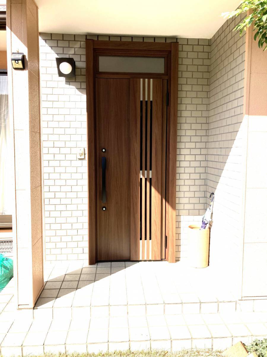 杉山トーヨー住器の玄関ドア(採風タイプ)取替リフォームの施工後の写真1