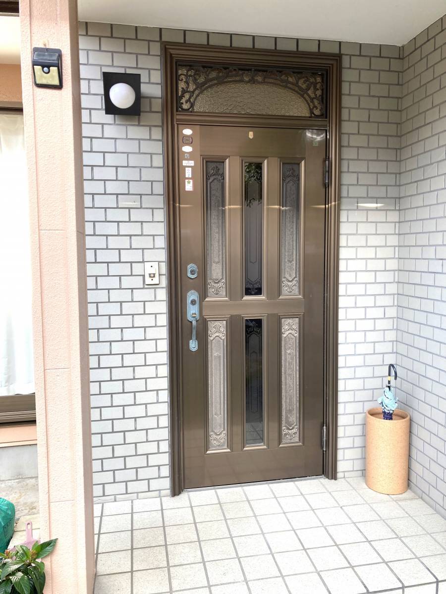 杉山トーヨー住器の玄関ドア(採風タイプ)取替リフォームの施工前の写真1