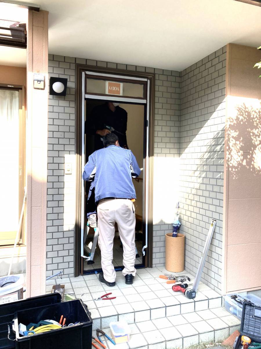杉山トーヨー住器の玄関ドア(採風タイプ)取替リフォームの施工前の写真2