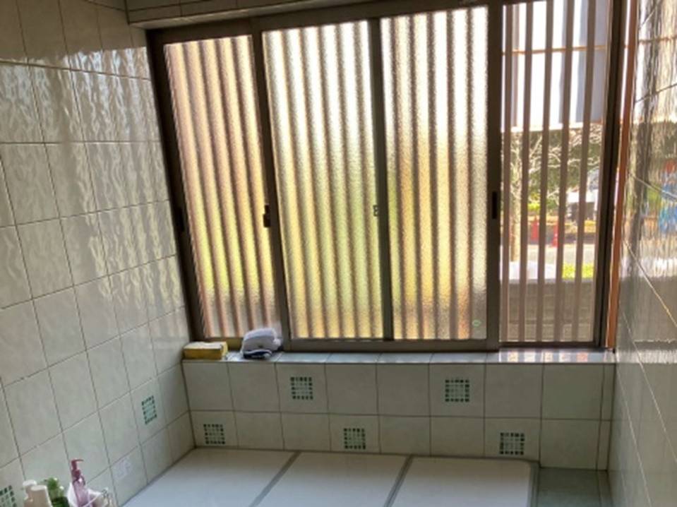 みもとトーヨーの歩道沿いにある浴室にインプラス。フロストガラスで目隠し効果アップ！の施工前の写真1