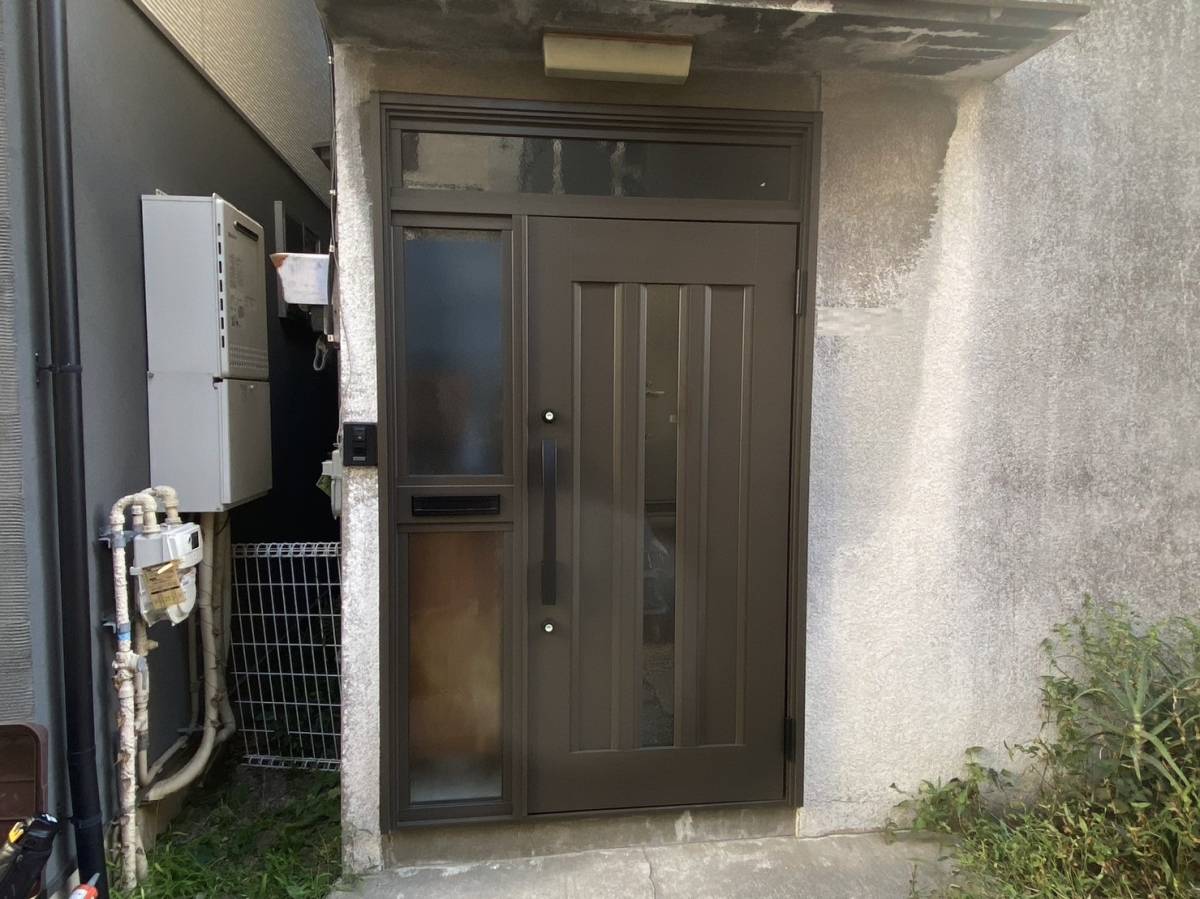 みもとトーヨーの開け閉めが不自由になった木製玄関ドアを交換の施工後の写真1