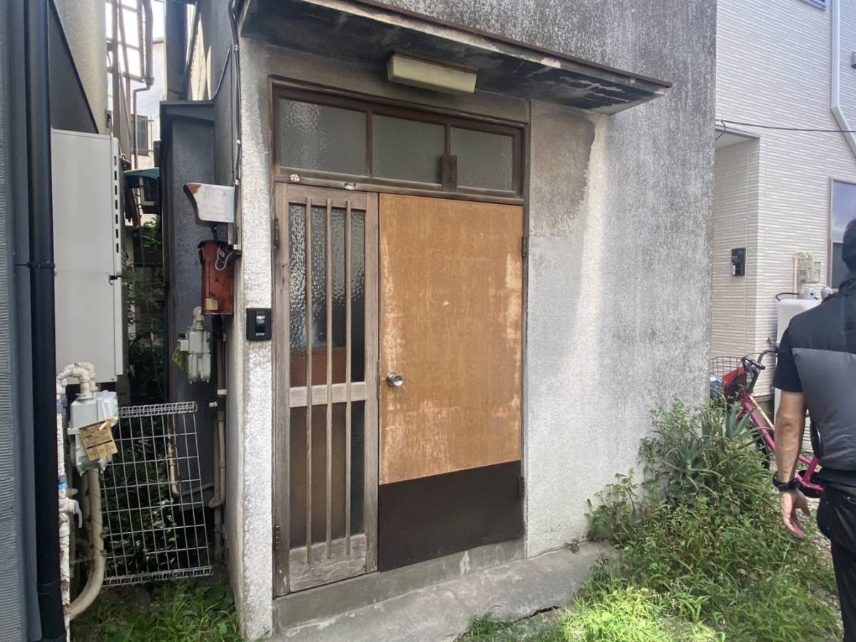 みもとトーヨーの開け閉めが不自由になった木製玄関ドアを交換の施工前の写真1