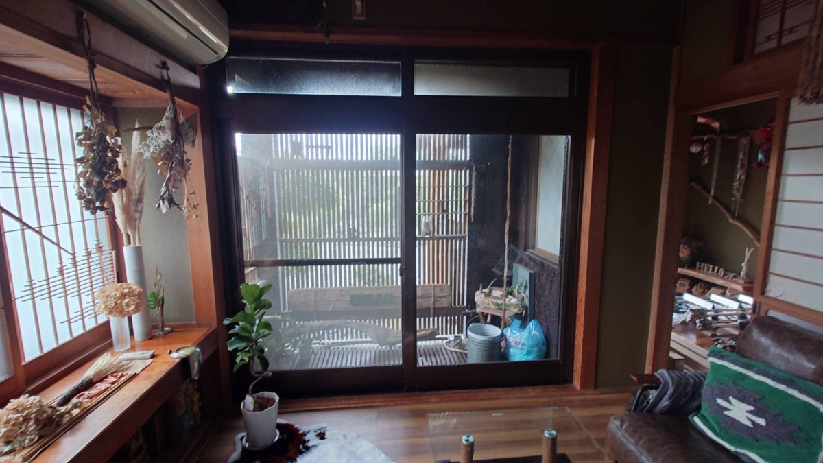 ヒカルトーヨー住器のインプラス(内窓)住宅一棟窓リフォームの施工前の写真2