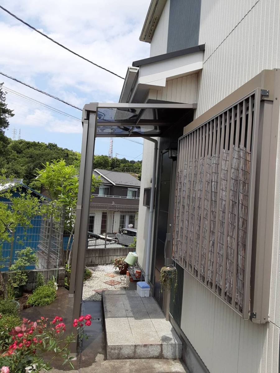 大成トーヨー住器のテラス屋根工事|スピーネF型|LIXIL|雨除け|日除け|小田原市|ひさし工事の施工後の写真1