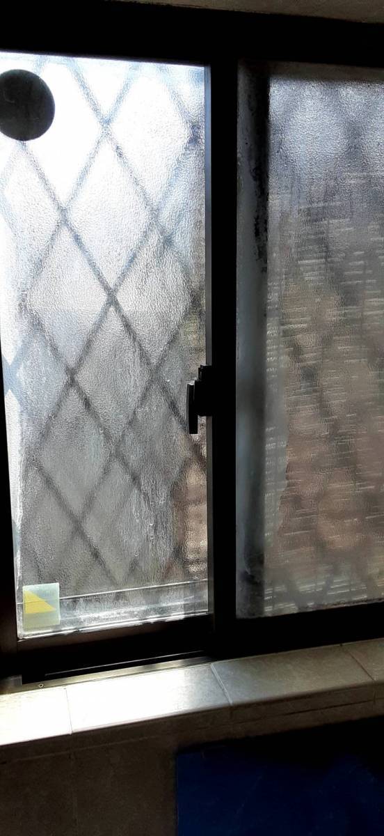 大成トーヨー住器のガラス交換|ガラス修繕|ペアガラス|複層ガラス|ペアガラス内に水が溜まり交換|小田原市|平塚市の施工前の写真1