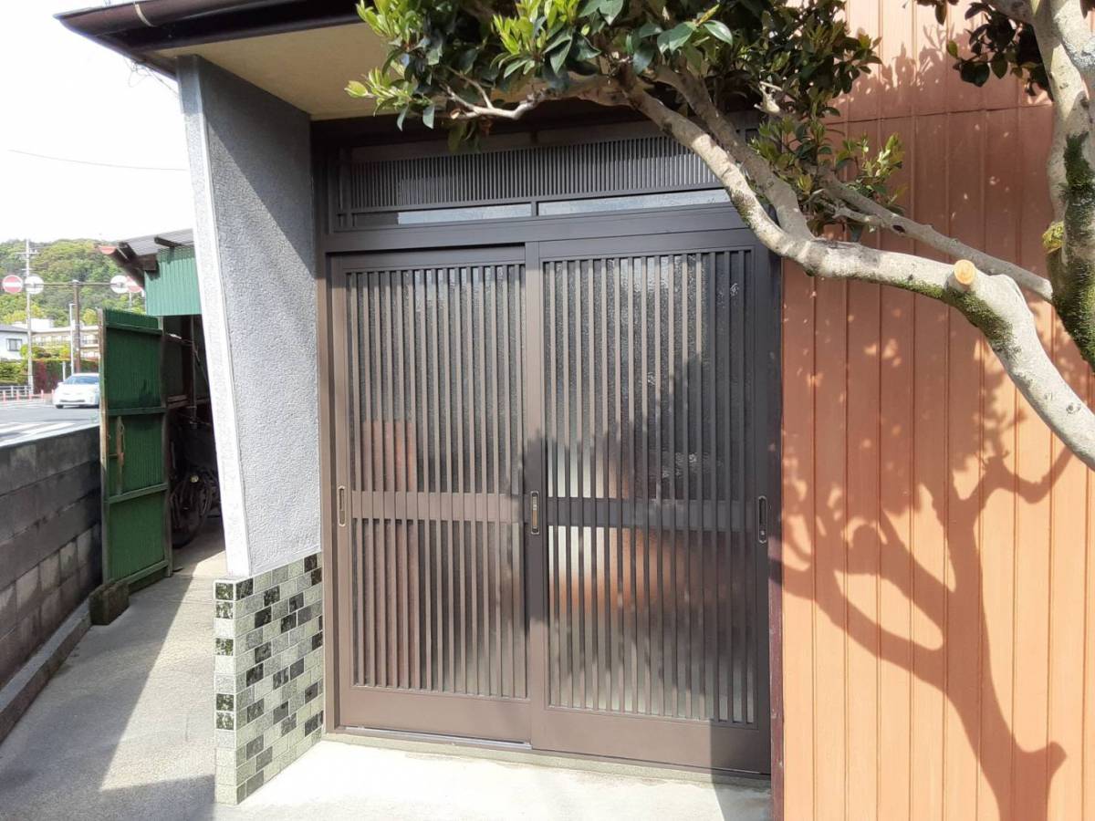 大成トーヨー住器の玄関リフォーム|玄関引戸|菩提樹232型(千本格子)|LIXIL|小田原市|マド本舗の施工後の写真1