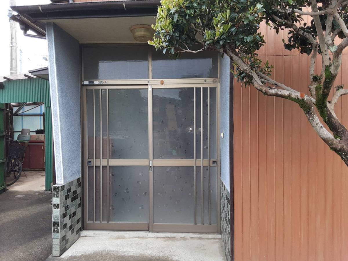 大成トーヨー住器の玄関リフォーム|玄関引戸|菩提樹232型(千本格子)|LIXIL|小田原市|マド本舗の施工前の写真1
