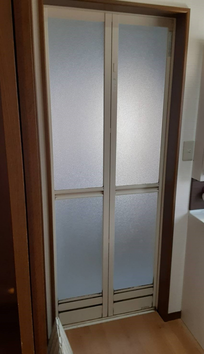 大成トーヨー住器のリフォーム|浴室折れ戸|浴室ドア|交換工事|小田原市の施工前の写真1