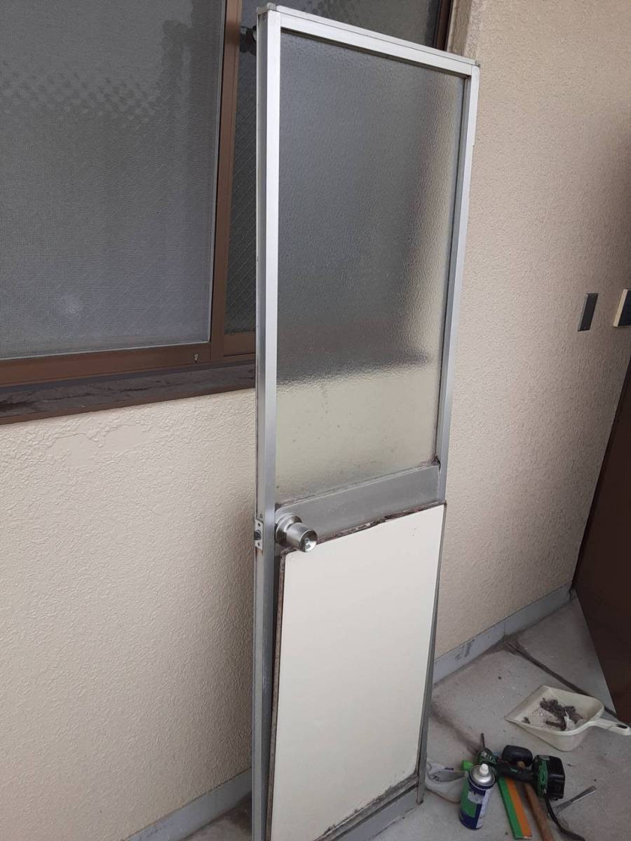 大成トーヨー住器のガラス交換|パネル交換|ガラス修繕|小田原市|勝手口ガラス交換|アルポリ|アルトスP|の施工前の写真1